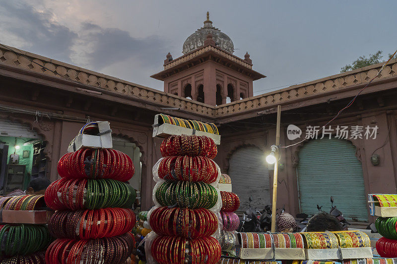 印度拉贾斯坦邦焦特布尔著名的萨达尔市场和Ghanta ghar钟楼上出售的彩色拉贾斯坦手镯。